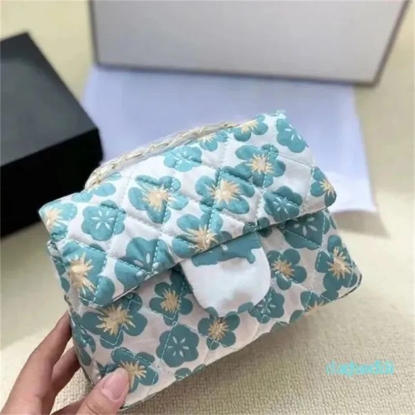 2023 new fashion designer womens flower mini flap bag classic print quilted plaid metal leather chain hardware buckle shoulder crossbody bag
2023 new fashion designer womens flower mini flap bag classic print quilted plaid metal leather chain hardware buckle shoulder crossbody bag