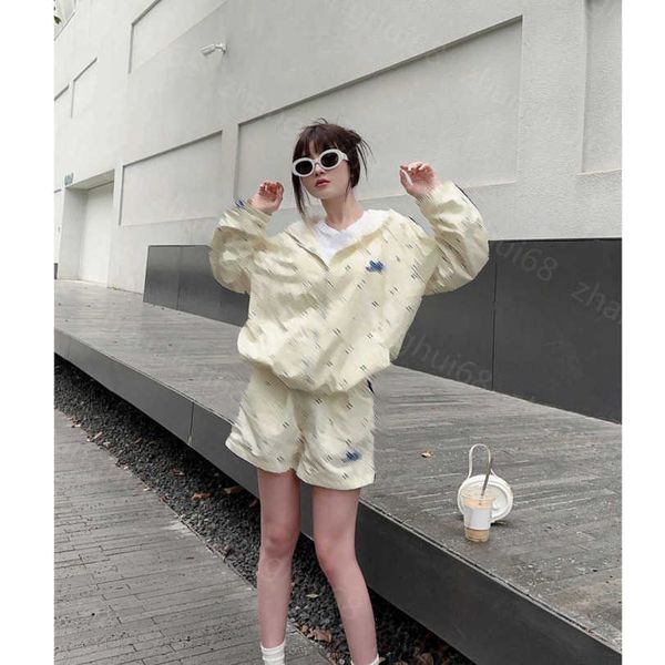 23ss women tracksuit windbreaker set womens designer clothing letter ribbon splicing hooded zipper sun protection coat elastic waist shorts, Gray
23ss women tracksuit windbreaker set womens designer clothing letter ribbon splicing hooded zipper sun protection coat elastic waist shorts, Gray