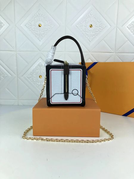 2023 new fashion bag luxury designer women's square bag fashion versatile matching clothes simple and magnificent
2023 new fashion bag luxury designer women's square bag fashion versatile matching clothes simple and magnificent