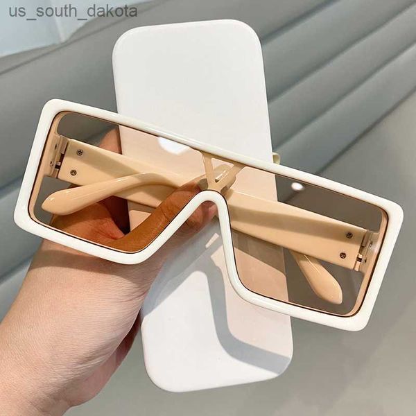 vintage oversized square one piece sunglasses for women luxury brand beige gradient flat sun glasses female elegant big shades l230523, White;black
vintage oversized square one piece sunglasses for women luxury brand beige gradient flat sun glasses female elegant big shades l230523, White;black