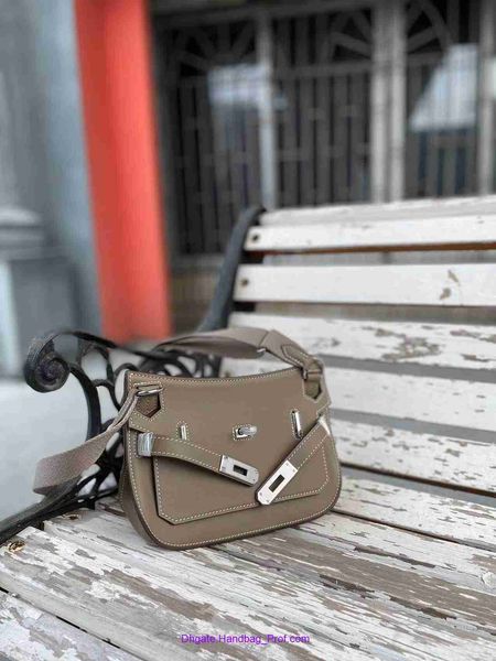 8a quality original hemrres j ypsiere tote bag for sale gypsy mini casual bag high swift cowhide one shoulder and axillary woven strap saddl
8a quality original hemrres j ypsiere tote bag for sale gypsy mini casual bag high swift cowhide one shoulder and axillary woven strap saddl