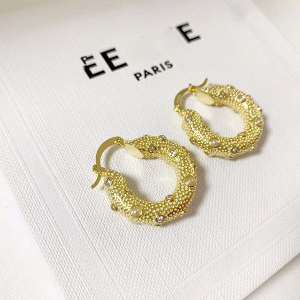 2023 exquisite diamond earring studs brand metal letter earrings pearl gold pendant earrings birthday gift-17, Golden;silver
2023 exquisite diamond earring studs brand metal letter earrings pearl gold pendant earrings birthday gift-17, Golden;silver