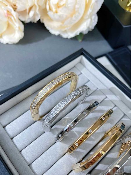 selling item v jintiffay lock bracelet cnc new ins premium feel 18k head style with logo vjch, Black
selling item v jintiffay lock bracelet cnc new ins premium feel 18k head style with logo vjch, Black