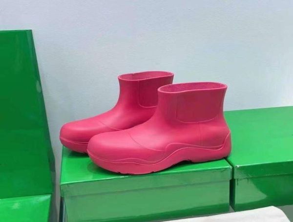 puddle is a biodegradable rubber and ankle rain boot onepiece sculpted shoe with platform sole height of 55 cm size 35406197388, Black
puddle is a biodegradable rubber and ankle rain boot onepiece sculpted shoe with platform sole height of 55 cm size 35406197388, Black
