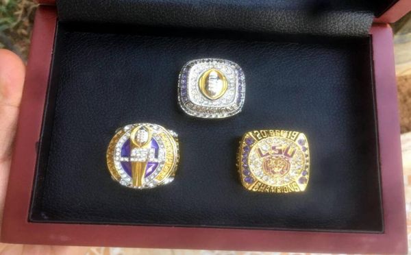 3pcs lsu 2019 tiger s orgeron nationals team champions championship ring with wooden box sport souvenir men fan gift 2020 wholesal7623595, Golden;silver
3pcs lsu 2019 tiger s orgeron nationals team champions championship ring with wooden box sport souvenir men fan gift 2020 wholesal7623595, Golden;silver