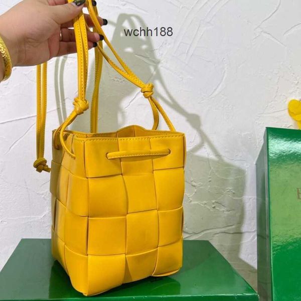 bucket bag one bottegas basket evening crossbody bags tote 2023 handheld designer shoulder girl mini woven leather cassette versatile women
bucket bag one bottegas basket evening crossbody bags tote 2023 handheld designer shoulder girl mini woven leather cassette versatile women