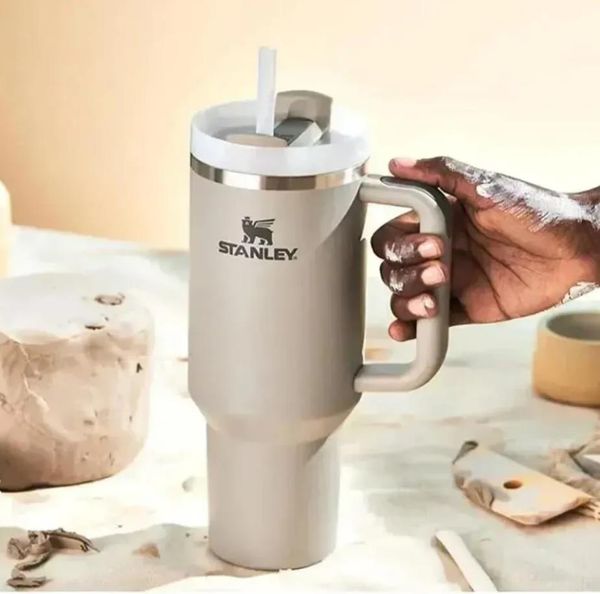 1pc dune stanley quencher h2.0 40oz stainless steel tumblers cups silicone handle lid straw 2nd generation car mugs keep drinking cold water
1pc dune stanley quencher h2.0 40oz stainless steel tumblers cups silicone handle lid straw 2nd generation car mugs keep drinking cold water