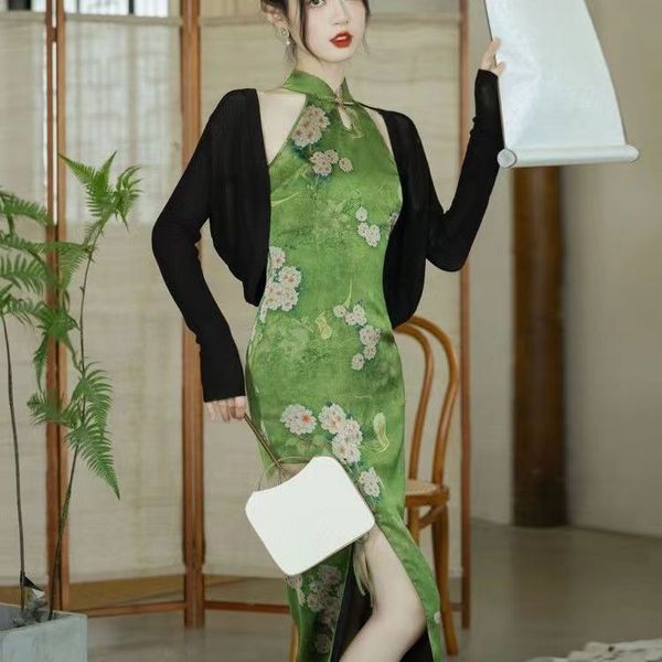 new chinese style improved cheongsam, young lady, high-end temperament, high-end girl, retro republic style long skirt, high-end feeling, Blue;red
new chinese style improved cheongsam, young lady, high-end temperament, high-end girl, retro republic style long skirt, high-end feeling, Blue;red