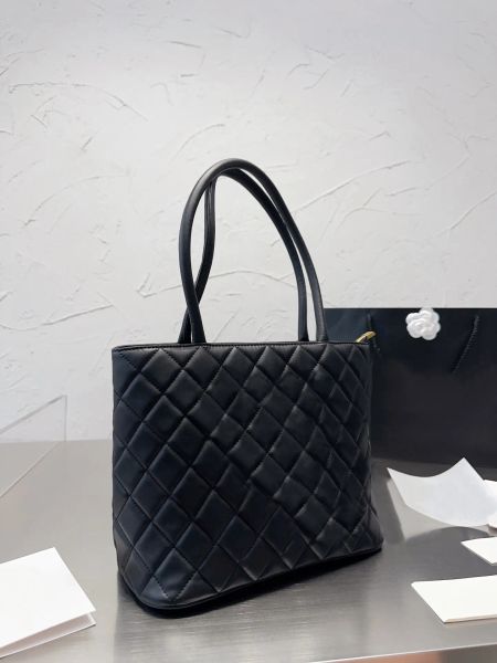 designer shoulder bag metal handle gold-tone chain matelasse shoulder crossbody bags soft luxury sheepskin flap bags small square bag lady c
designer shoulder bag metal handle gold-tone chain matelasse shoulder crossbody bags soft luxury sheepskin flap bags small square bag lady c