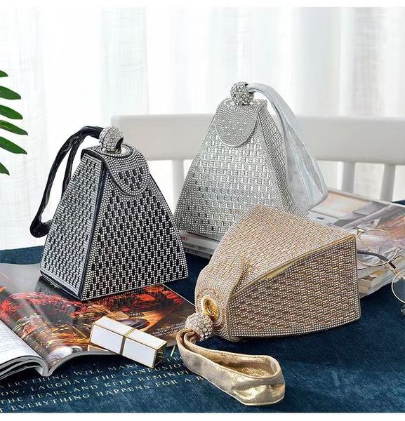 vintage full diamond triangle portable dinner party mini small bag women's portable drop shaped hand bag can not fit mobile phone 14*10
vintage full diamond triangle portable dinner party mini small bag women's portable drop shaped hand bag can not fit mobile phone 14*10