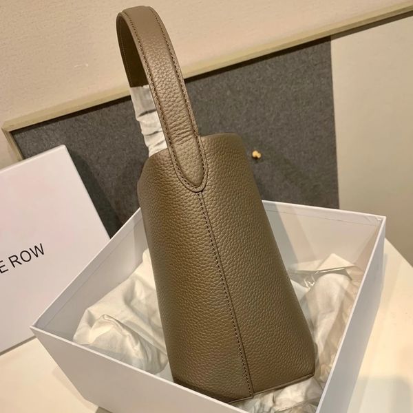 2023 the row cowhide park bucket shoulder large toiletry cylinder pochette tote bag designer purse crossbody clutch travel bag yqvd
2023 the row cowhide park bucket shoulder large toiletry cylinder pochette tote bag designer purse crossbody clutch travel bag yqvd