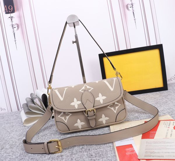 women's luxury shoulder bag, crossbody bag, designer handbag, equipped with 1 adjustable corrugated shoulder strap and 1 single shoulde
women's luxury shoulder bag, crossbody bag, designer handbag, equipped with 1 adjustable corrugated shoulder strap and 1 single shoulde