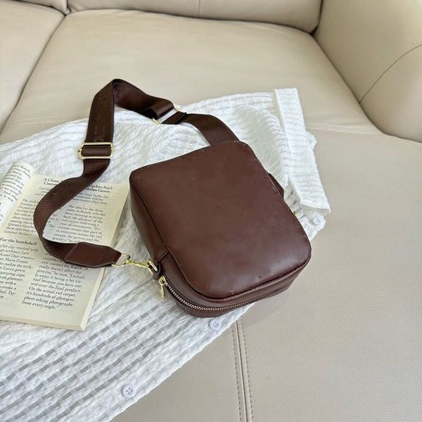 brand 23ss day packs women and men crossbody bag leather trendy shoulder bag waist bag 16x19x6cm
brand 23ss day packs women and men crossbody bag leather trendy shoulder bag waist bag 16x19x6cm