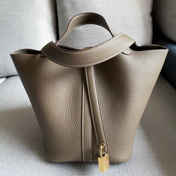 original edition 7a h home designer picotin lock bags high definition handmade wax thread tc kraft vegetable basket bag 2023 new capacity bu
original edition 7a h home designer picotin lock bags high definition handmade wax thread tc kraft vegetable basket bag 2023 new capacity bu