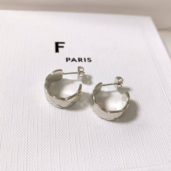 2023 exquisite diamond earring studs brand metal letter earrings pearl gold pendant earrings birthday gift-7, Golden;silver
2023 exquisite diamond earring studs brand metal letter earrings pearl gold pendant earrings birthday gift-7, Golden;silver