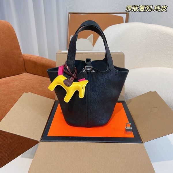 original edition 7a h home designer picotin lock bags 2023 new familys layer cow leather handle palm pattern lychee grain vegetable basket b
original edition 7a h home designer picotin lock bags 2023 new familys layer cow leather handle palm pattern lychee grain vegetable basket b