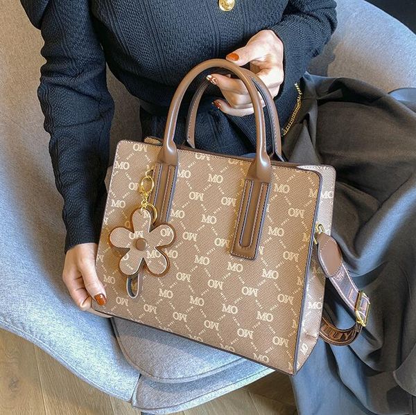 Factory wholesale ladies bags 2 elegant color matching retro handbag simple Joker thickened leather tote bag sweet pendant fashion backpack 8602#, Clear
Factory wholesale ladies bags 2 elegant color matching retro handbag simple Joker thickened leather tote bag sweet pendant fashion backpack 8602#, Clear