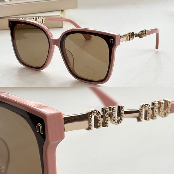 Elegant and fashionable women sunglasses designer square acetate frame with letter symbol studs temple metal symbol with broken diamonds on leng SMU030N vacation
Elegant and fashionable women sunglasses designer square acetate frame with letter symbol studs temple metal symbol with broken diamonds on leng SMU030N vacation