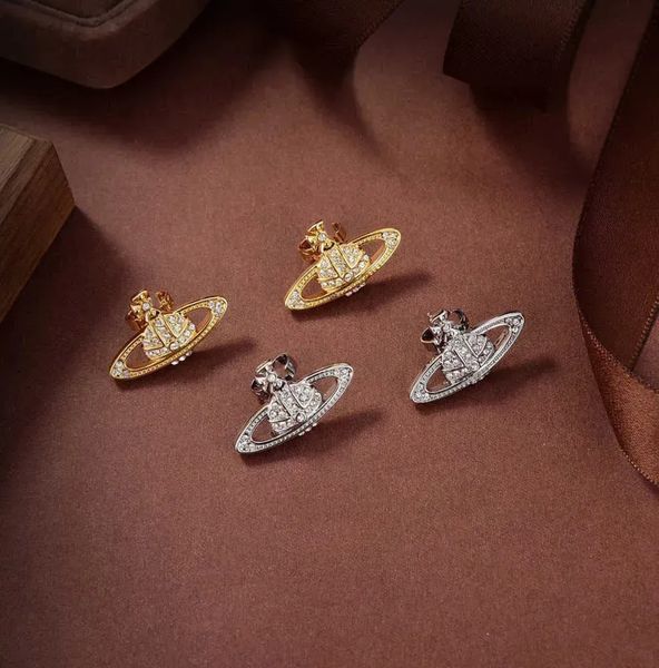 Luxury Fashion Designer Women's Stud Earrings High Quality Fashion Simple Delicate Design Pearl Earrings Christmas Gift with box
Luxury Fashion Designer Women's Stud Earrings High Quality Fashion Simple Delicate Design Pearl Earrings Christmas Gift with box
