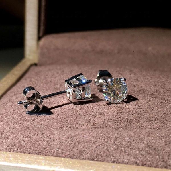 2.0Ct Top Def/Vvs Round Cut Moissanite Diamond Sterling Sier/ Solid Gold Stud Earrings
2.0Ct Top Def/Vvs Round Cut Moissanite Diamond Sterling Sier/ Solid Gold Stud Earrings
