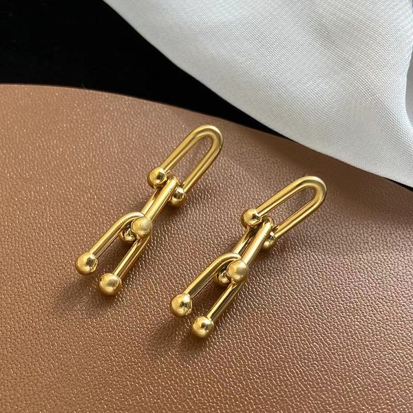 Designer luxury fashion women's horseshoe buckle earrings heavy industry light luxury style exquisite simple earrings personalized high-level sense of earrings
Designer luxury fashion women's horseshoe buckle earrings heavy industry light luxury style exquisite simple earrings personalized high-level sense of earrings