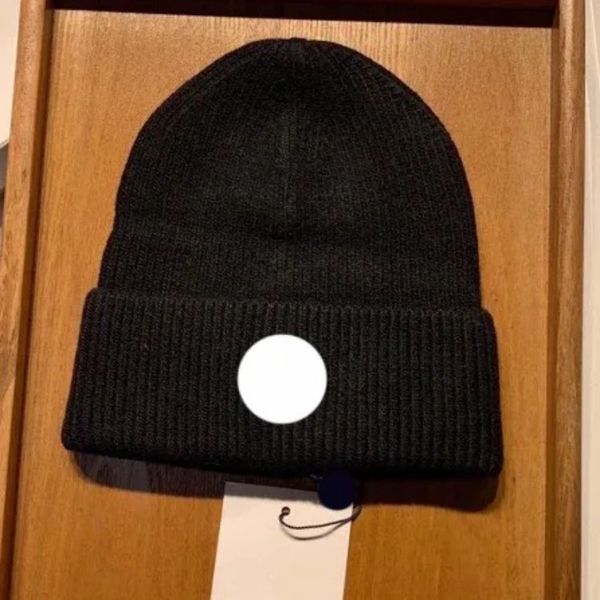 Fashion luxury men's and women's winter knit cap embroidered badge solid color hat winter warm thickened outdoor essential hat riding skiing essential hat
Fashion luxury men's and women's winter knit cap embroidered badge solid color hat winter warm thickened outdoor essential hat riding skiing essential hat