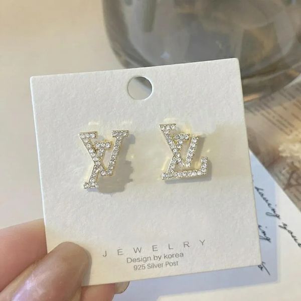 Luxury Fashion Designer Women's 18K Gold Plated Stud Earrings Letter Design Diamond Stud Earrings Exquisite Simple Party Jewelry Ladies Gift
Luxury Fashion Designer Women's 18K Gold Plated Stud Earrings Letter Design Diamond Stud Earrings Exquisite Simple Party Jewelry Ladies Gift