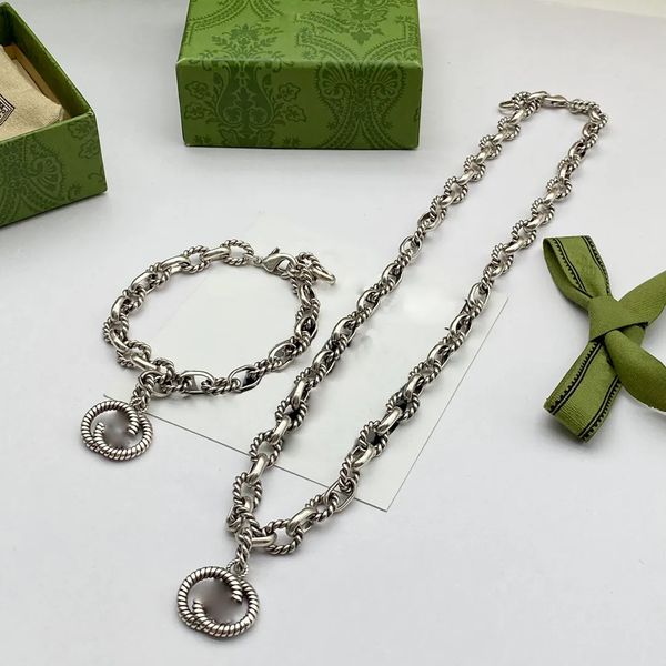 Luxury Fashion Designer Men's and Women's Jewelry Set Classic Bracelet Necklace Letter Pendant Necklace Exquisite Simple Bracelet Men's Jewelry Women's Gift, Gold necklace
Luxury Fashion Designer Men's and Women's Jewelry Set Classic Bracelet Necklace Letter Pendant Necklace Exquisite Simple Bracelet Men's Jewelry Women's Gift, Gold necklace