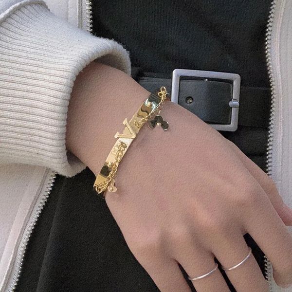 Luxury Fashion Charms Bracelet Letter Charms Women's Bracelet Stainless Steel Bracelet Brand Designer Golden Trend Jewelry For Women Christmas Gift
Luxury Fashion Charms Bracelet Letter Charms Women's Bracelet Stainless Steel Bracelet Brand Designer Golden Trend Jewelry For Women Christmas Gift