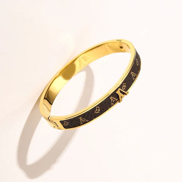Luxury fashion designer brand men's and women's classic bracelet exquisite simple jewelry gold stainless steel leather material bracelet trend jewelry ladies gift
Luxury fashion designer brand men's and women's classic bracelet exquisite simple jewelry gold stainless steel leather material bracelet trend jewelry ladies gift