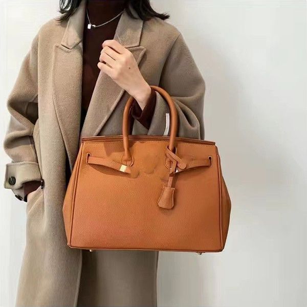 Tote Bag Designer Bag Fashion Solid Color Handbag Ladies Classic Alphabet Underarm Bags Interior Zipper Pocket Large Capacity Totes 25Cm 30Cm 35Cm Selectable, 18-elephant grey + gold buckle lock
Tote Bag Designer Bag Fashion Solid Color Handbag Ladies Classic Alphabet Underarm Bags Interior Zipper Pocket Large Capacity Totes 25Cm 30Cm 35Cm Selectable, 18-elephant grey + gold buckle lock