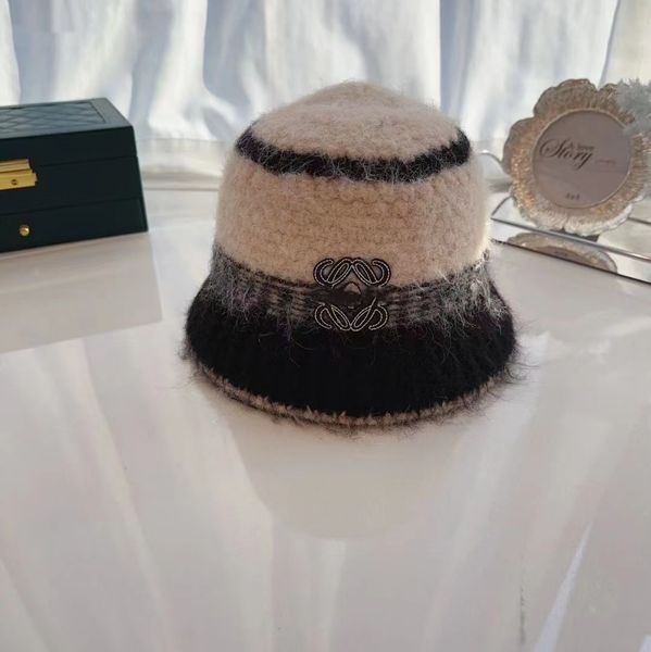 2023 New Luxury Brand Designer Women's Autumn and Winter Fisherman's Hat Striped Alpaca Wool Fisherman's Hat Winter Outdoor Essential Warm Knit Hat
2023 New Luxury Brand Designer Women's Autumn and Winter Fisherman's Hat Striped Alpaca Wool Fisherman's Hat Winter Outdoor Essential Warm Knit Hat