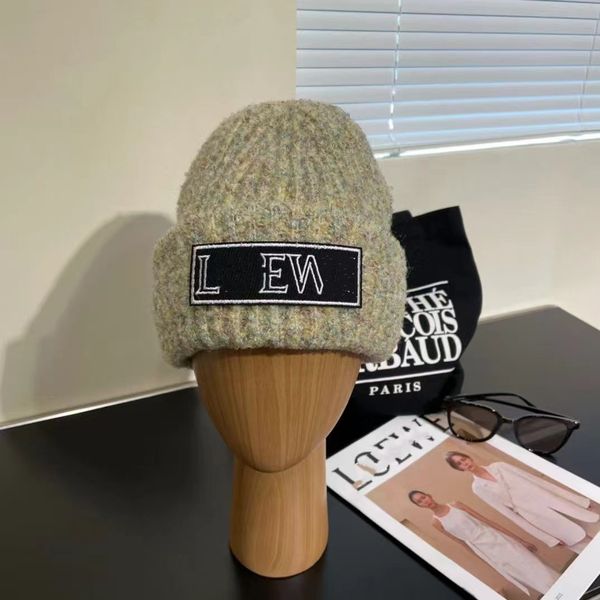 Luxury fashion designer men and women knitted cap letters LOGO winter thickened warm knitted cap fall and winter hundred with hot selling explosive hat
Luxury fashion designer men and women knitted cap letters LOGO winter thickened warm knitted cap fall and winter hundred with hot selling explosive hat