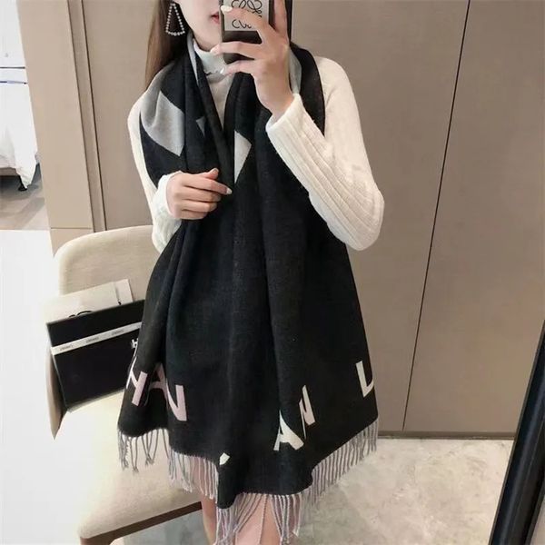 Luxury Brand Designer Ladies Scarf Shawl Letter Printed Tassel Design Silky Feel Winter Essentials Warm Scarf Fashion Classic Versatile Ladies Scarf Christmas
Luxury Brand Designer Ladies Scarf Shawl Letter Printed Tassel Design Silky Feel Winter Essentials Warm Scarf Fashion Classic Versatile Ladies Scarf Christmas