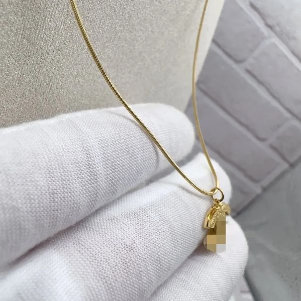 Luxury Fashion Brand Designer Gold Alphabet Ladies Pendant Necklace Exquisite Simple Lockbone Chain Ladies High-end Jewelry Valentine's Day Gift
Luxury Fashion Brand Designer Gold Alphabet Ladies Pendant Necklace Exquisite Simple Lockbone Chain Ladies High-end Jewelry Valentine's Day Gift
