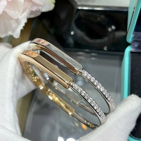 High-end brand designer men's and women's bracelets luxury fashion high-quality bracelets women's jewelry with diamonds bracelet Christmas gift gift box set
High-end brand designer men's and women's bracelets luxury fashion high-quality bracelets women's jewelry with diamonds bracelet Christmas gift gift box set