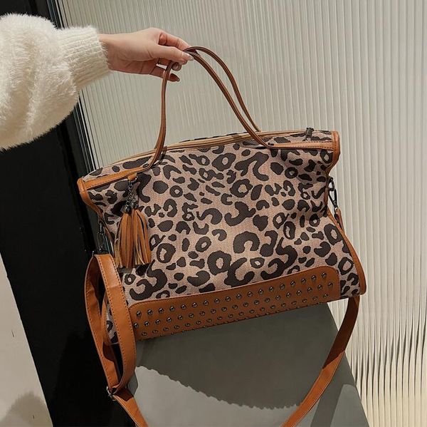 Factory sales women shoulder bags 2 colors French leopard print handbag large wear resistant matte leather tote bag this year's popular fringed rivet handbags 5502#, Orange
Factory sales women shoulder bags 2 colors French leopard print handbag large wear resistant matte leather tote bag this year's popular fringed rivet handbags 5502#, Orange