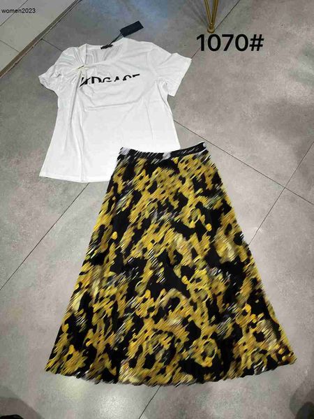 luxury women Designer two piece suit Letter printing T shirt short sleeve high quality Flower embroidery overskirt Dec 16, #1-black
luxury women Designer two piece suit Letter printing T shirt short sleeve high quality Flower embroidery overskirt Dec 16, #1-black