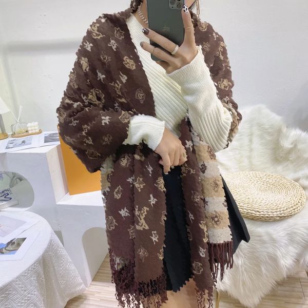 High-grade designer scarf shawl luxury fashion trend women's scarf winter outdoor warm scarf delicate soft women's shawl letter graffiti trend versatile shawl
High-grade designer scarf shawl luxury fashion trend women's scarf winter outdoor warm scarf delicate soft women's shawl letter graffiti trend versatile shawl