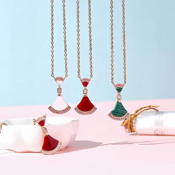 Luxury Fashion High-end Designer Mother-of-pearl Scallop Pendant Necklace for Women Delicate Luxury Onyx Necklace with Diamonds Ladies Jewelry Gift
Luxury Fashion High-end Designer Mother-of-pearl Scallop Pendant Necklace for Women Delicate Luxury Onyx Necklace with Diamonds Ladies Jewelry Gift