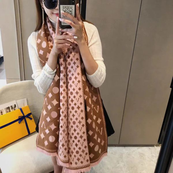 Designer Scarf Cashmere High-end Women's Autumn and Winter Thickened Warm Outdoor Shawl Bib Fashion Classic
Designer Scarf Cashmere High-end Women's Autumn and Winter Thickened Warm Outdoor Shawl Bib Fashion Classic
