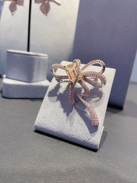 Designer For Woman Bow Sugar Sugar Design Feeling Full Drill Brooch High Version S925 Silver High Grade Fine Brooch Coat Suit Accessories
Designer For Woman Bow Sugar Sugar Design Feeling Full Drill Brooch High Version S925 Silver High Grade Fine Brooch Coat Suit Accessories