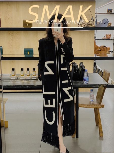 Autumn and winter outdoor cotton long scarf shawl luxury designer letter print scarf men and women with the same fashion versatile men's scarf
Autumn and winter outdoor cotton long scarf shawl luxury designer letter print scarf men and women with the same fashion versatile men's scarf