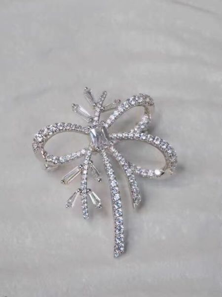 Designer For Woman Ribbon Design Feeling Full Drill First Snow Brooch Elegant High Version S925 Silver Brooch Men And Women Can Build A Brooch
Designer For Woman Ribbon Design Feeling Full Drill First Snow Brooch Elegant High Version S925 Silver Brooch Men And Women Can Build A Brooch