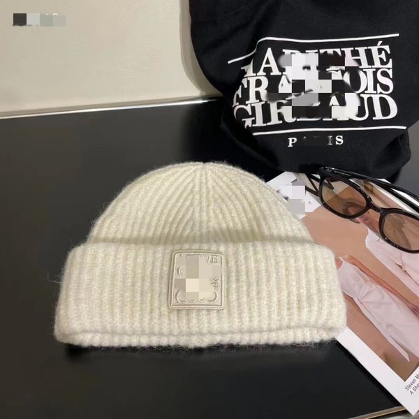 Luxury fashion designer knit cap men and women with the same section of the fall and winter outdoor hundred with solid color wool knit cap men's beanies hat loewe hat, Khaki
Luxury fashion designer knit cap men and women with the same section of the fall and winter outdoor hundred with solid color wool knit cap men's beanies hat loewe hat, Khaki