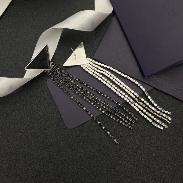Luxury fashion designer ladies tassel pendant earrings exquisite simple high-end earrings goddess essential jewelry new year gift inverted triangle earrings
Luxury fashion designer ladies tassel pendant earrings exquisite simple high-end earrings goddess essential jewelry new year gift inverted triangle earrings