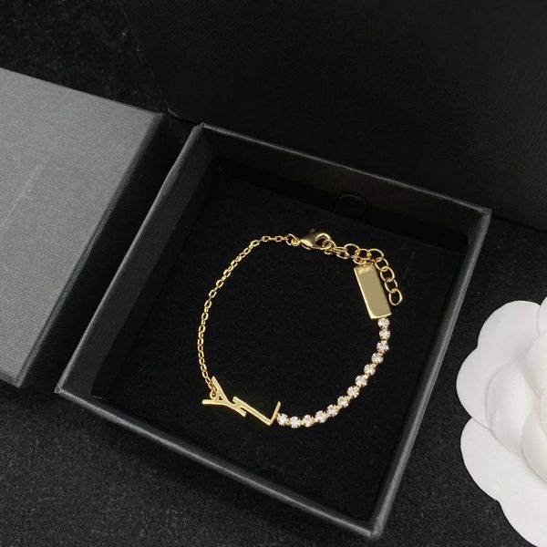 Luxury Fashion Designer Women's Compact Light Luxury Bracelet Exquisite Simple Letter Line Sense Bracelet Classic Versatile Women's Bracelet Women's Jewelry
Luxury Fashion Designer Women's Compact Light Luxury Bracelet Exquisite Simple Letter Line Sense Bracelet Classic Versatile Women's Bracelet Women's Jewelry