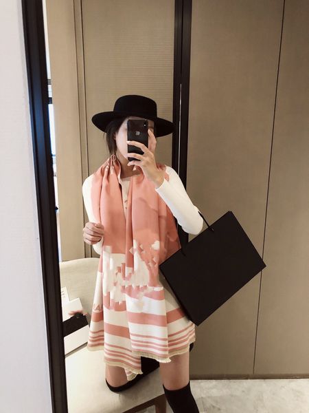 Autumn and winter warm scarf shawl letter print double-sided scarf shawl luxury fashion designer ladies cashmere scarf men and women with the same scarf
Autumn and winter warm scarf shawl letter print double-sided scarf shawl luxury fashion designer ladies cashmere scarf men and women with the same scarf