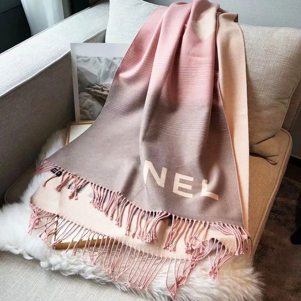 Luxury Fashion Designer Ladies Scarf Shawl Letter LOGO Double Sided Cashmere Scarf Autumn and Winter Outdoor Warm Peplum Scarf Shawl Classic Style
Luxury Fashion Designer Ladies Scarf Shawl Letter LOGO Double Sided Cashmere Scarf Autumn and Winter Outdoor Warm Peplum Scarf Shawl Classic Style