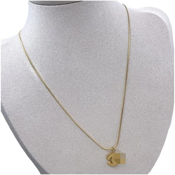 Luxury Fashion Designer Gold Necklace for Women Letter C Pendant Necklace Delicate Simple Chain Bone Chain Temperament Premium Feeling Necklace
Luxury Fashion Designer Gold Necklace for Women Letter C Pendant Necklace Delicate Simple Chain Bone Chain Temperament Premium Feeling Necklace